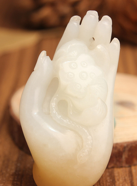 王实斋珠宝/新疆和田玉糖白玉一品清廉观音手莲藕挂件手把件AD38