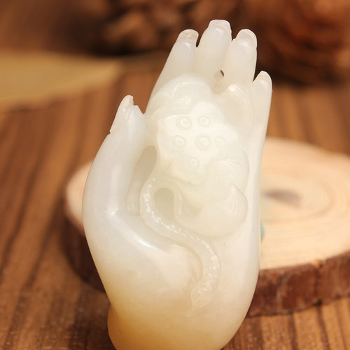 王实斋珠宝/新疆和田玉糖白玉一品清廉观音手莲藕挂件手把件AD38