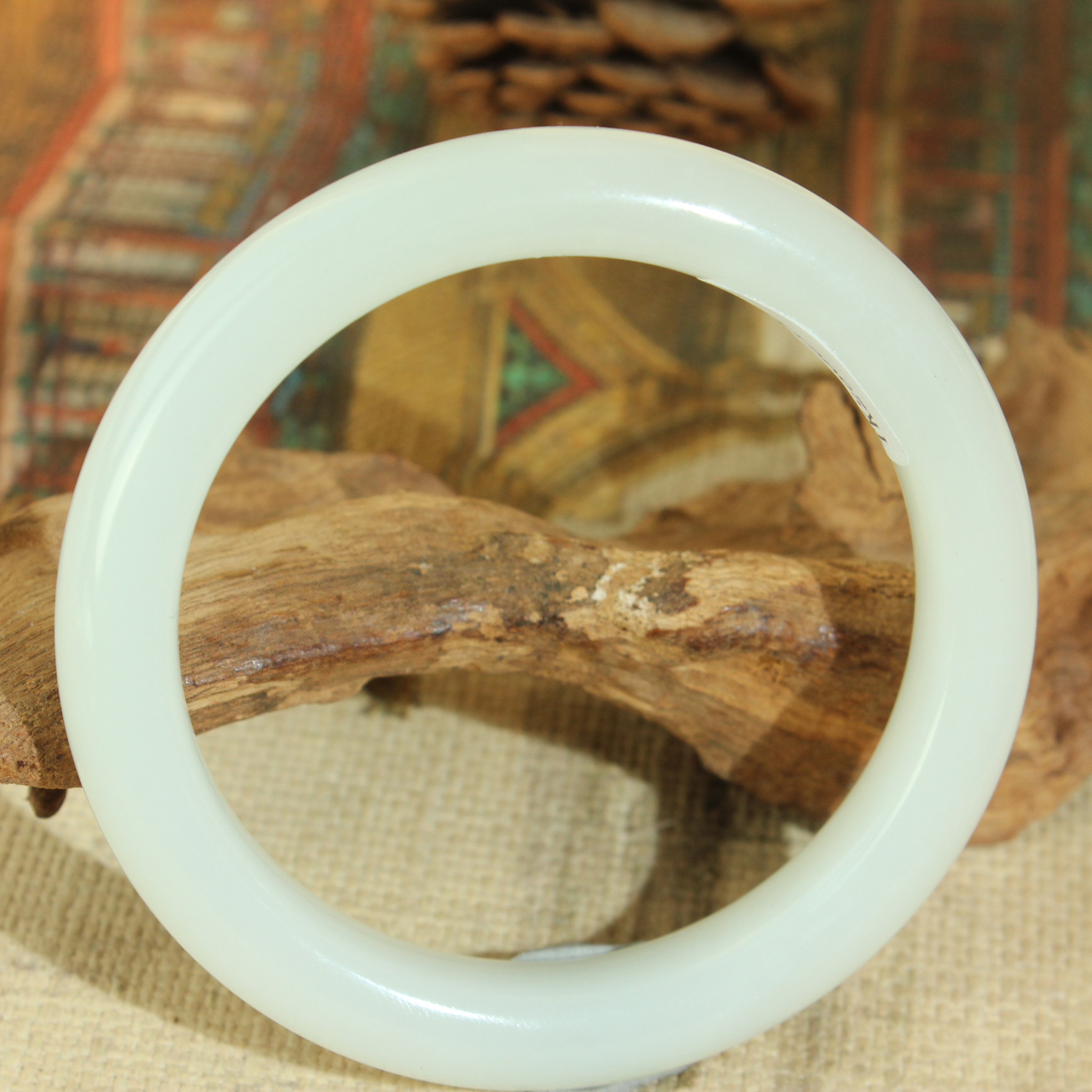 手镯手饰和田玉白玉白润