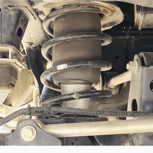 越野车长城炮理想皮卡坦克500后悬弹簧内加装减震气囊提高车身