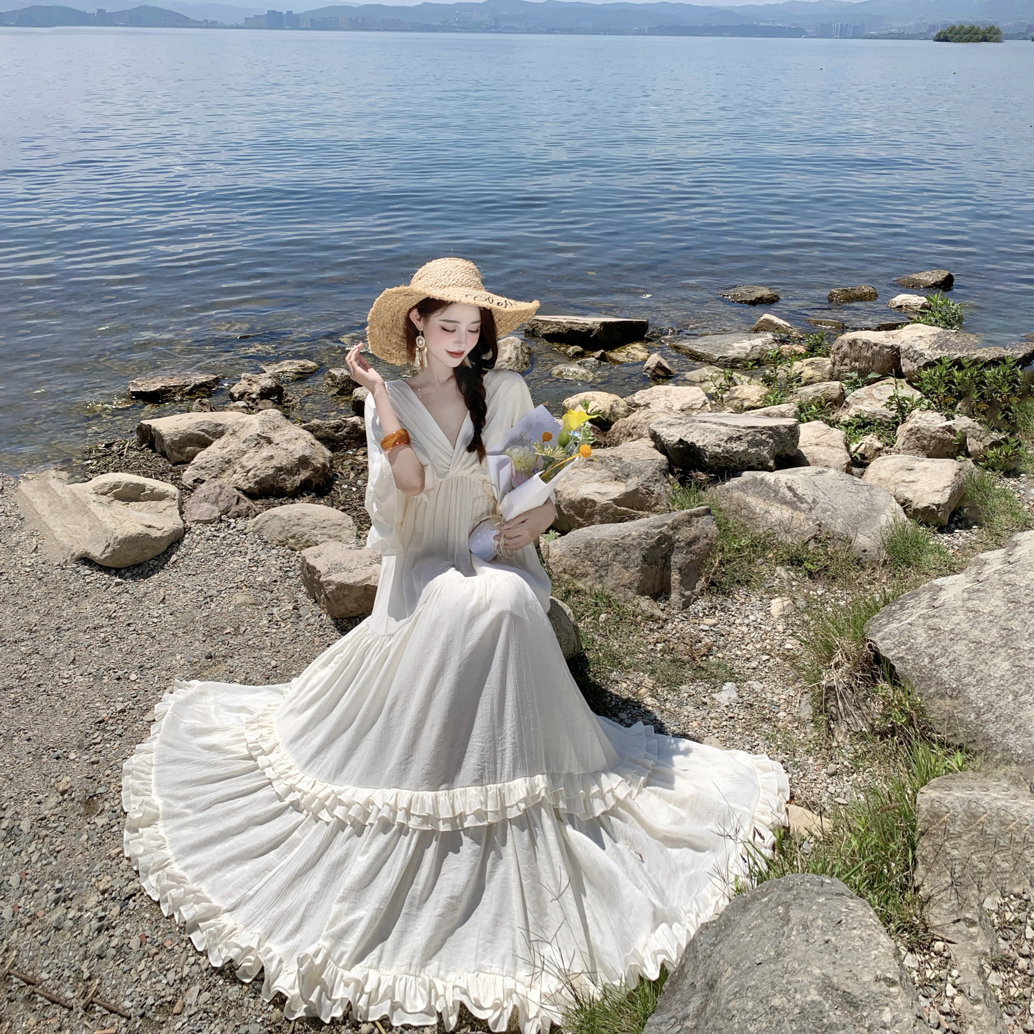 新疆川西云南旅游拍照穿搭重工大摆超仙v领露背收腰连衣裙长裙女