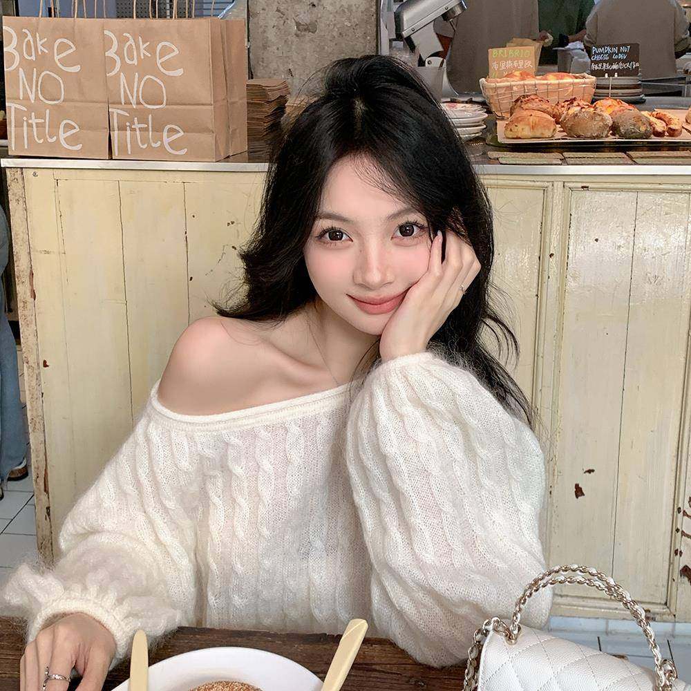 周耶耶 白色羊毛毛衣女款露肩斜肩上衣一字肩2025新款深秋穿搭