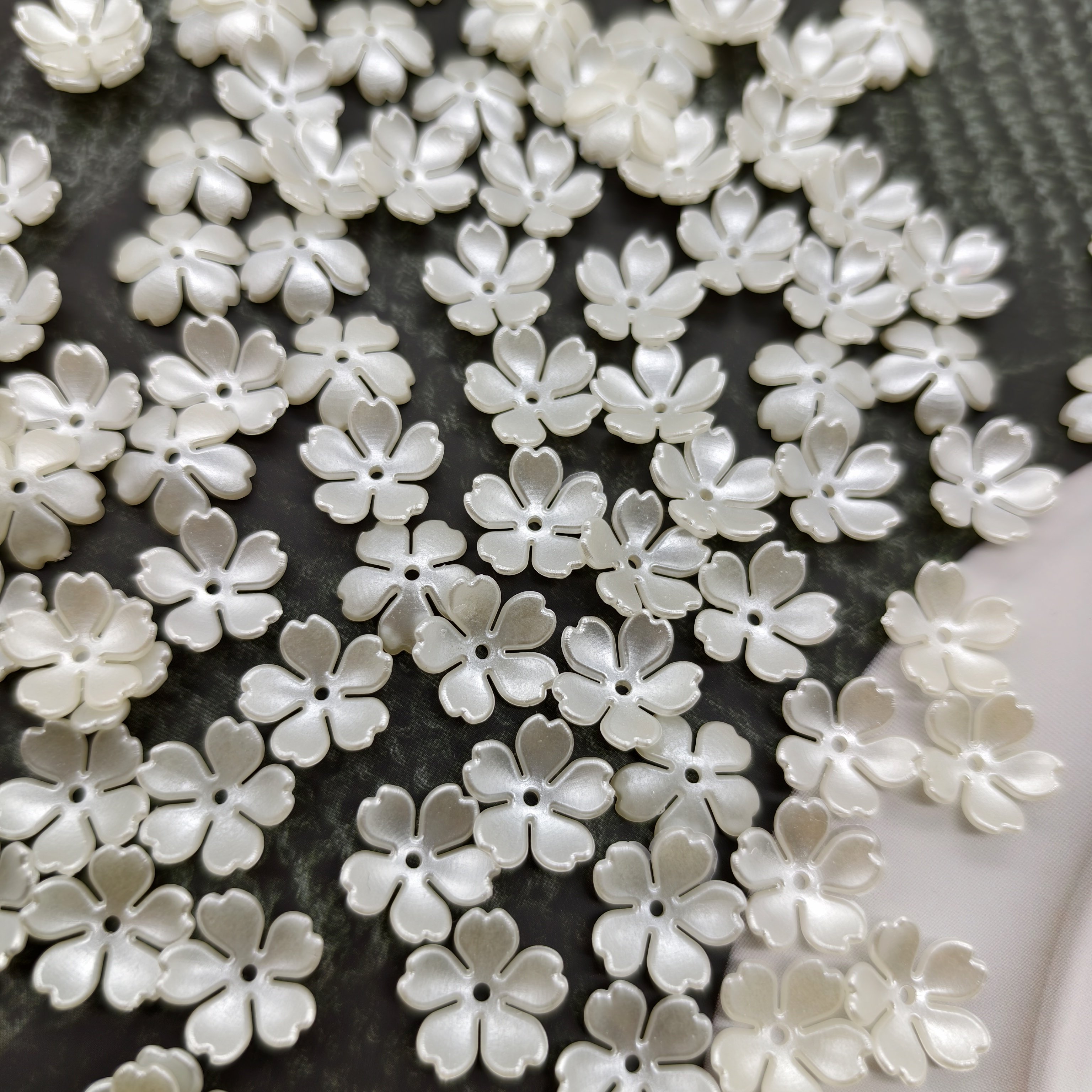 白色花朵纽扣手工DIY串珠配件材料装饰扣樱花花瓣有孔串珠五叶花