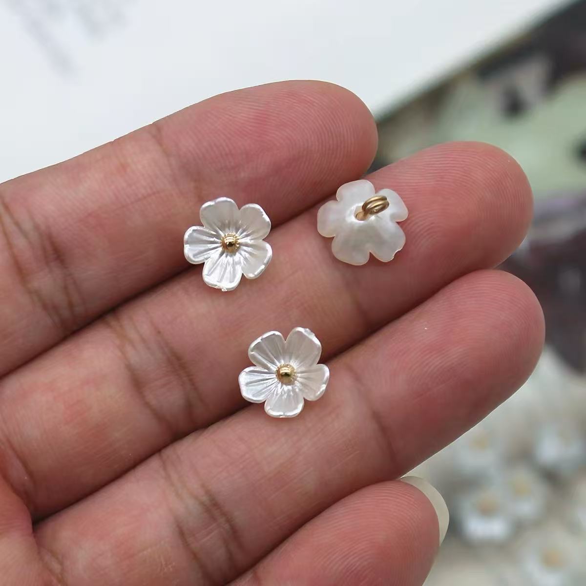 手工DIY花朵纽扣白色可爱小花串珠配件鞋花装饰花朵造型精致饰品