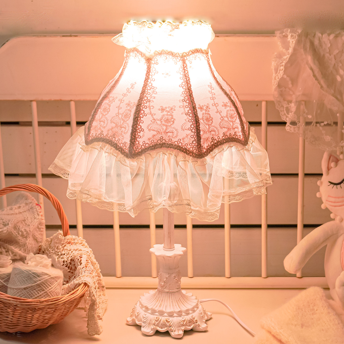 欧式温馨女孩儿童房蕾丝公主粉创意结婚房ins粉色台灯卧室床头灯