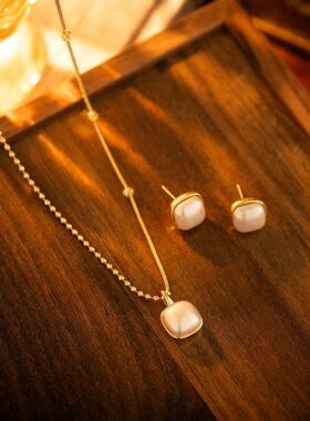 新款方糖珍珠项链女小众设计高级轻奢气质吊坠简约百搭锁骨链饰品