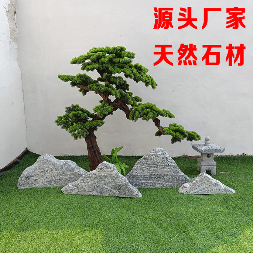 天然草坪中大型庭院观赏刻字石