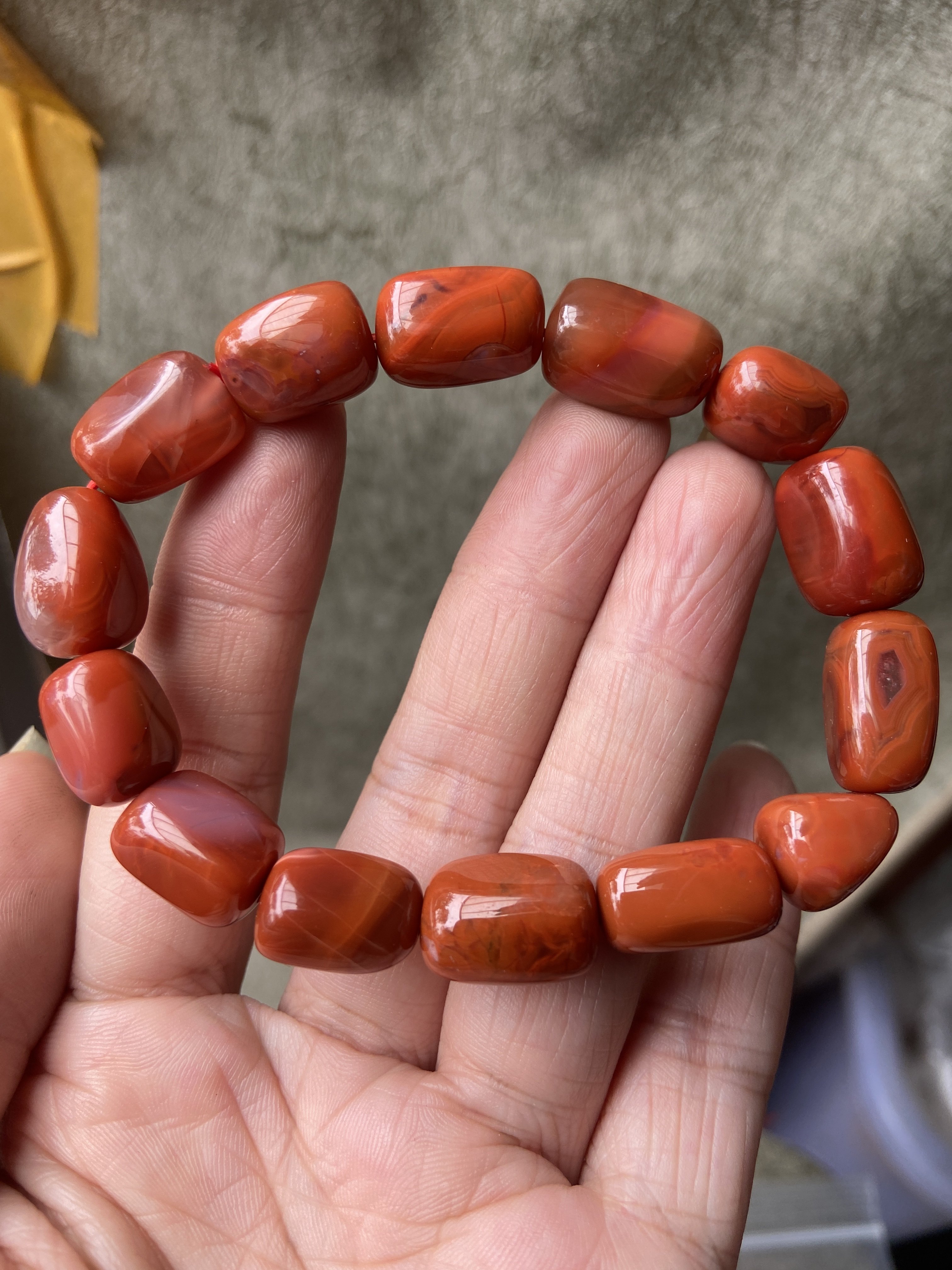 天然九口南红玛瑙特色随形原石柿子红火焰纹手串