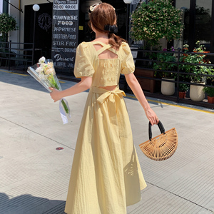 法式甜美露腰方领连衣裙女2025夏季新款韩版收腰显瘦泡泡袖长裙子,东川红土地旅游穿搭裙子图片