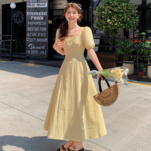 法式甜美露腰方领连衣裙女2025夏季新款韩版收腰显瘦泡泡袖长裙子图片