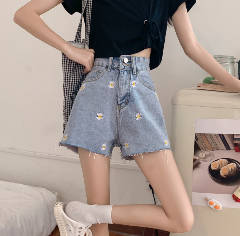 Real shot real price ~ sweet cool Xuejie! Vintage A-line embroidery loose high waisted denim shorts with burr