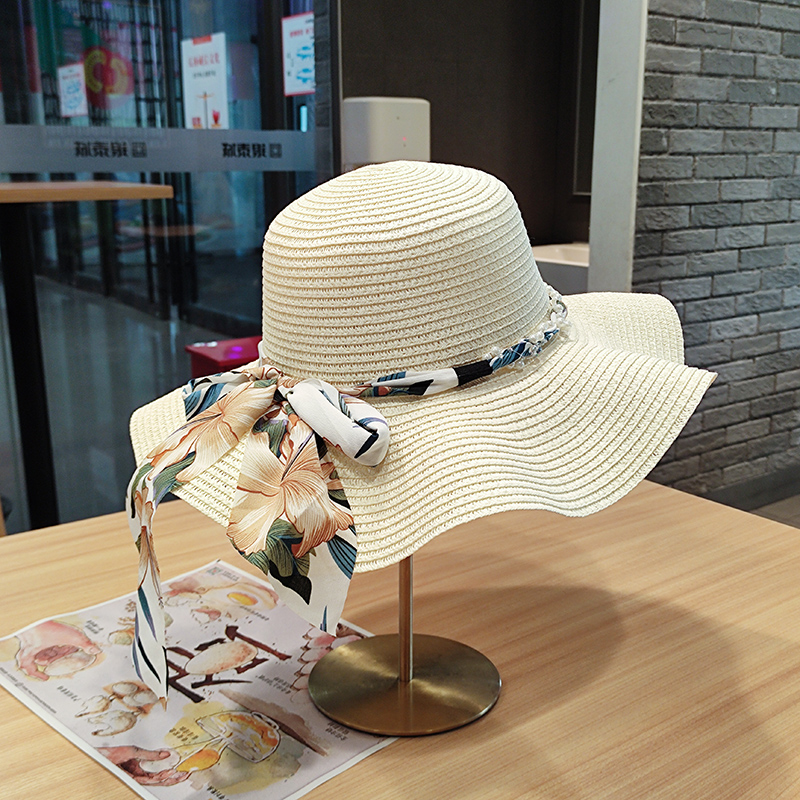 草帽海边出游优雅女春夏