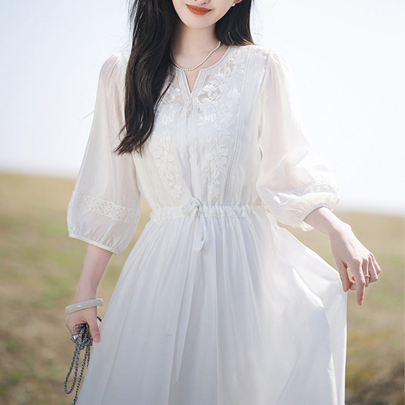 月光小白裙刺绣圆领仙女裙2024新款宫廷风白色紫色香槟色连衣裙