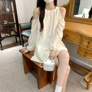 春秋法式甜美赫本风长袖漏肩连衣裙设计感小众裙子女别致显瘦短裙