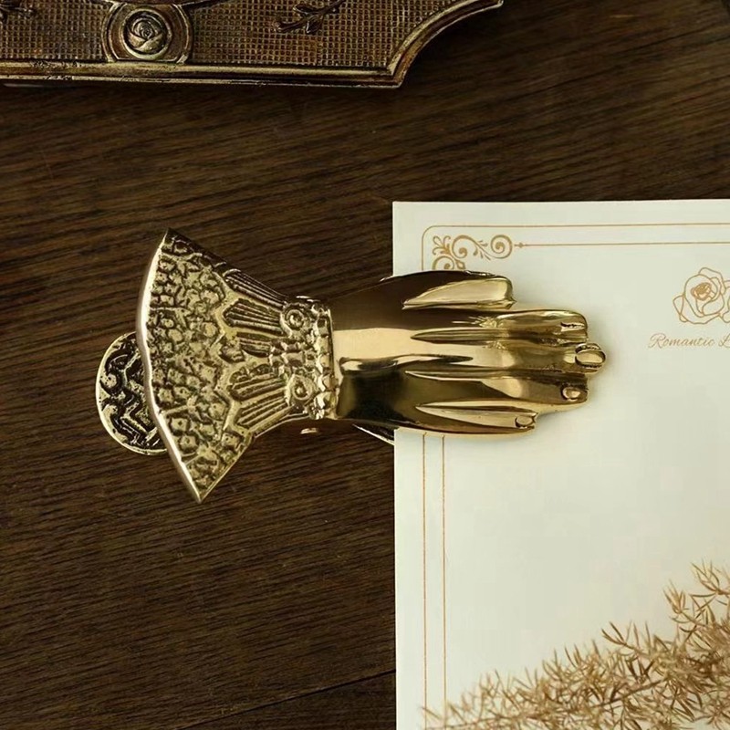 进口黄铜金色手形状文件夹轻奢创意书房办公区桌面摆件影视道具