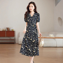 梨形身材连衣裙夏季2025新款泡泡袖真丝中长裙碎花黑色V领茶歇裙