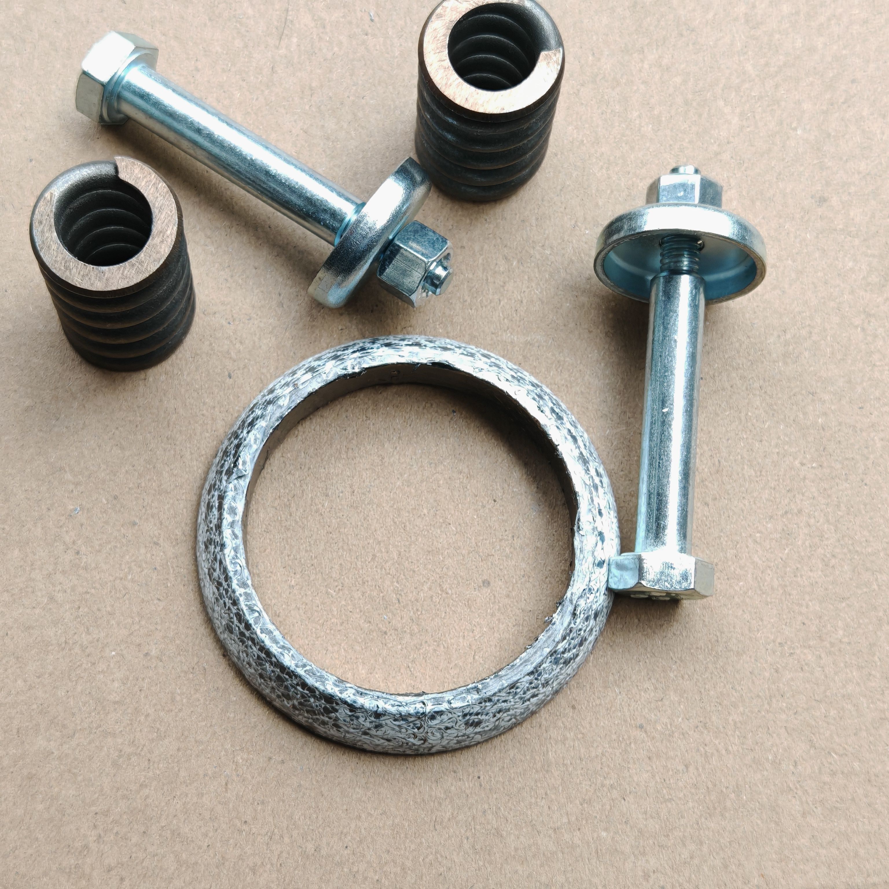 适用于郑州日产帅客1.6排气管垫片 排气管螺栓 三元催化垫片螺丝