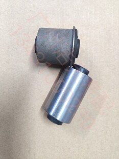 适用东风锐琪皮卡D22下托臂橡胶套 上下摆臂球头胶套 下支臂胶套