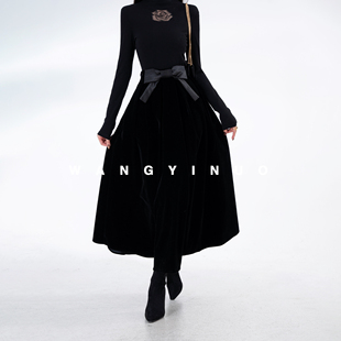 时尚 MD依诺 款 2025冬季 设计感显瘦丝绒百搭优雅半身裙 蝴蝶轻语