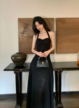 Norain不下雨 黑色气质露背浮雕褶皱挂脖连衣裙女夏季无袖长裙