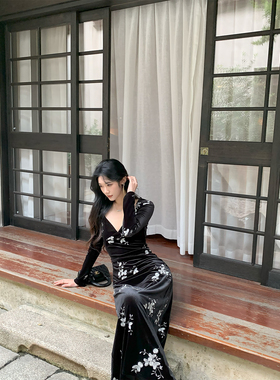 Norain不下雨黑色新中式改良丝绒刺绣修身旗袍女秋冬度假收腰长裙