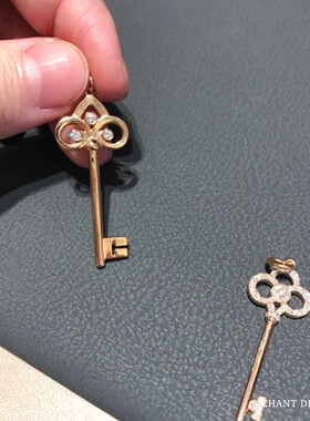 18K金三钻燕尾花钥匙毛衣链