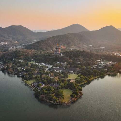 毗邻西湖景区，坐拥西湖观景视角 舌尖西湖之味，眼中西湖之美 人文导赏/旅拍/欢迎水果/首轮minibar等多种权益 双人雷峰塔体验/双人瑶园咖啡厅自助餐或双人西园茶馆下午茶可选