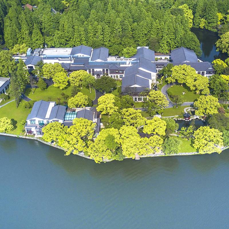 依城傍湖、闻莺拂柳、西湖十景、一览无遗 园林建筑酒店，闹中取静，西湖零距离，周边景点众多 享闻莺厅用餐9折/听鹂阁晚场(18:00-23:00)用茶5折（不适用包厢） 首日客房欢迎水果/免费泊车等多种权益