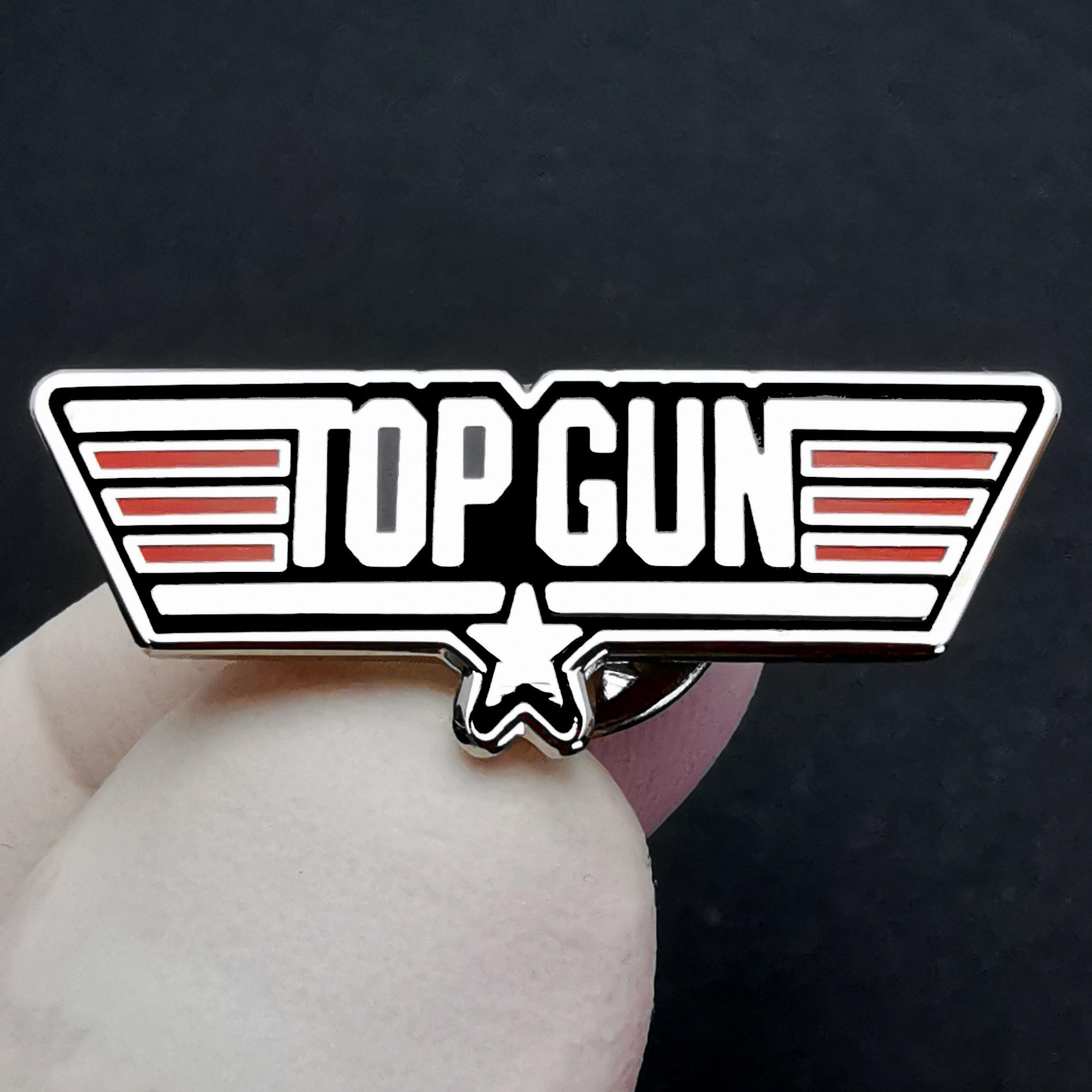 TOP GUN壮志凌云胸章阿汤哥捍卫战士别针胸章合金珐琅烤漆徽章 - 实物图