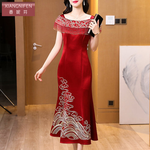 香妮芬2026新款高端妈妈婚宴礼服连衣裙丝绒年轻洋气喜婆婆旗袍裙
