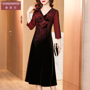 香妮芬时尚洋气v领妈妈婚宴礼服连衣裙2026新款春季重工绣花钉珠