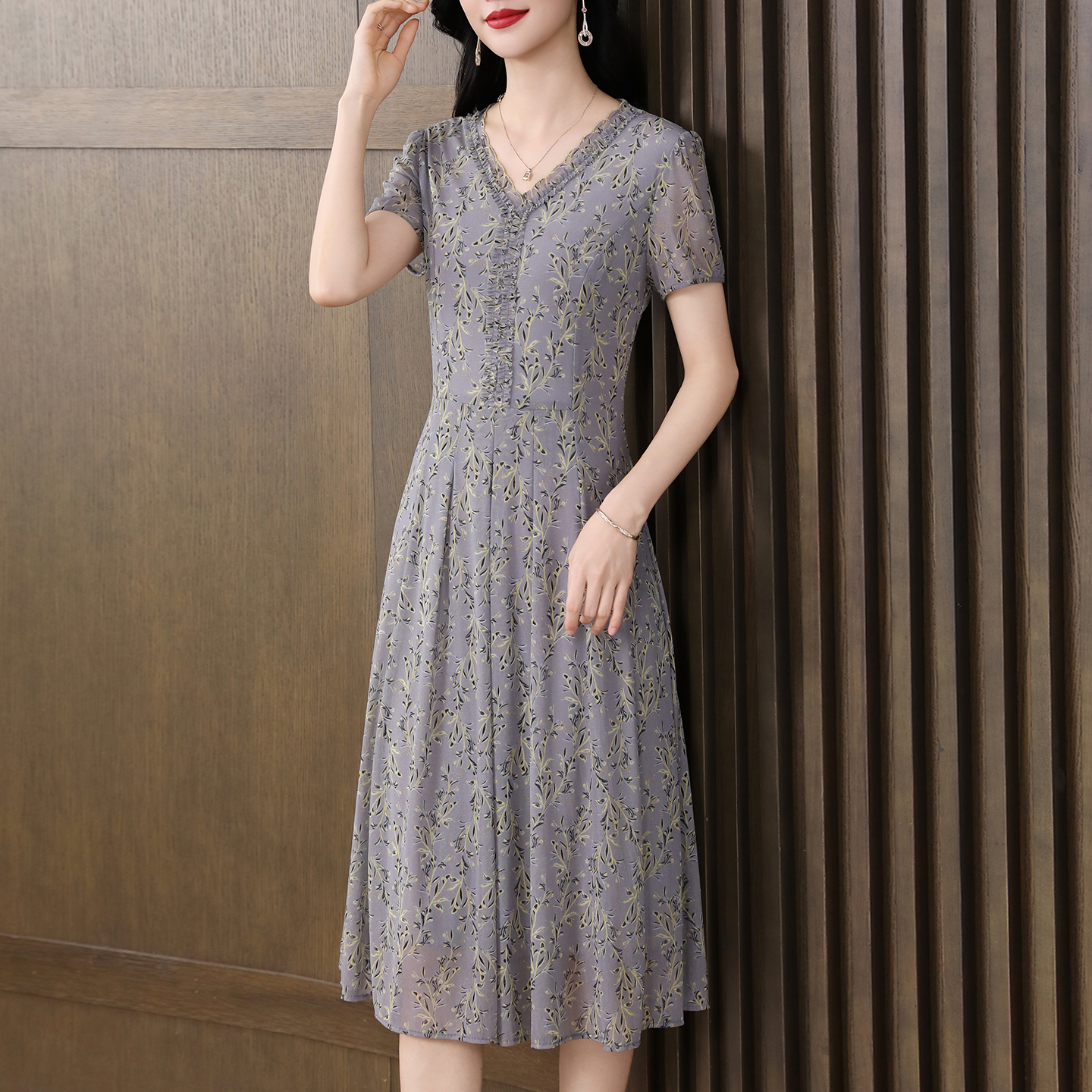 收腰A字裙摆，V领显瘦，透气舒适