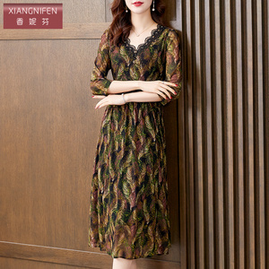 香妮芬时尚洋气v领妈妈连衣裙女收腰2026新春季中袖高端奢华精致