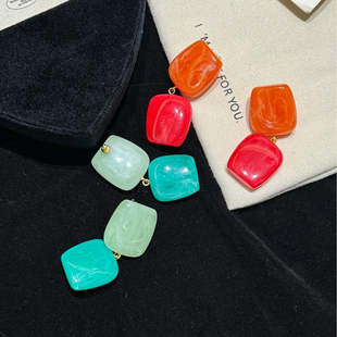 卖耳环的老大爷几何夸张大耳环复古树脂五颜六色方块小众拼色耳饰