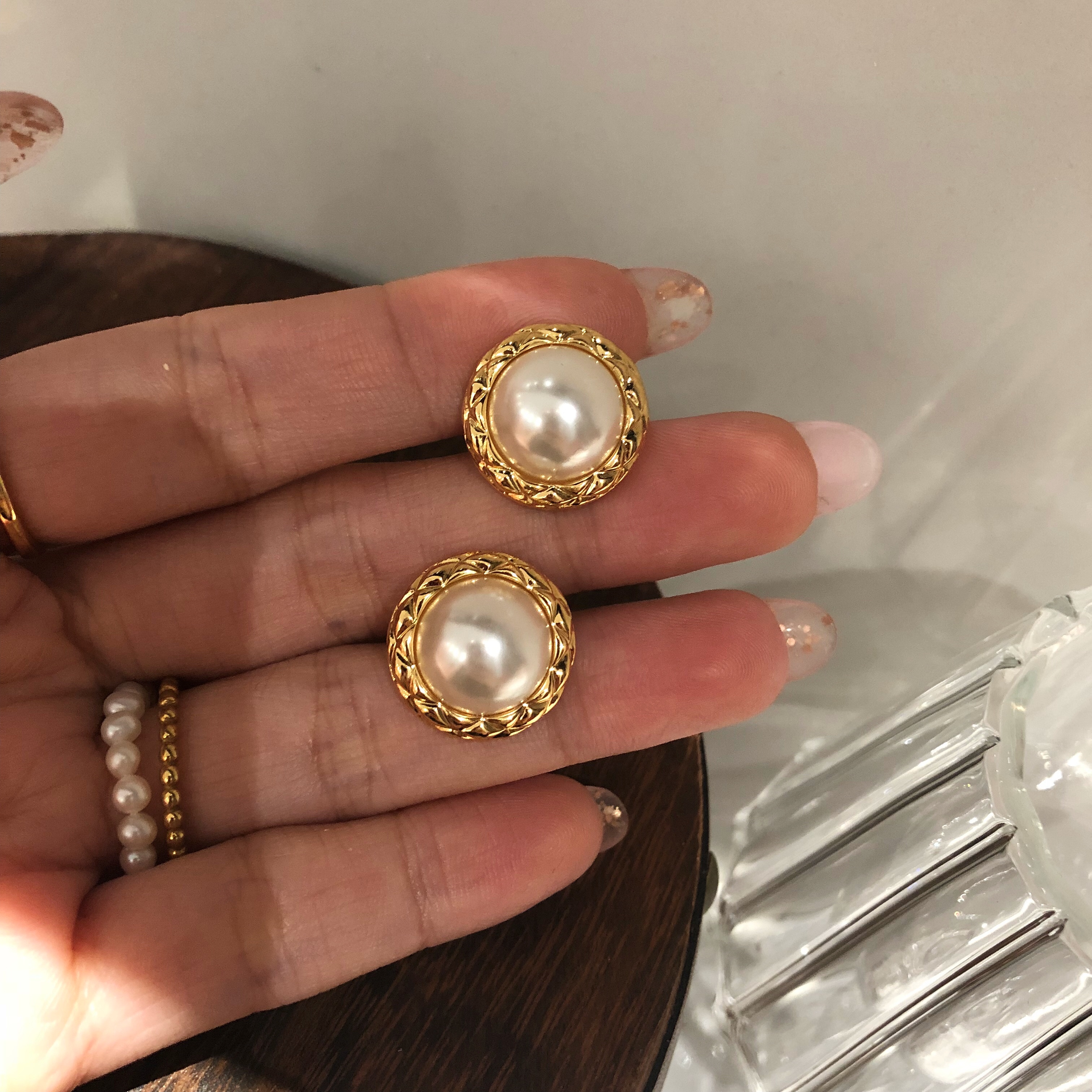 复古赫本风简约纽扣菱纹珍珠耳钉