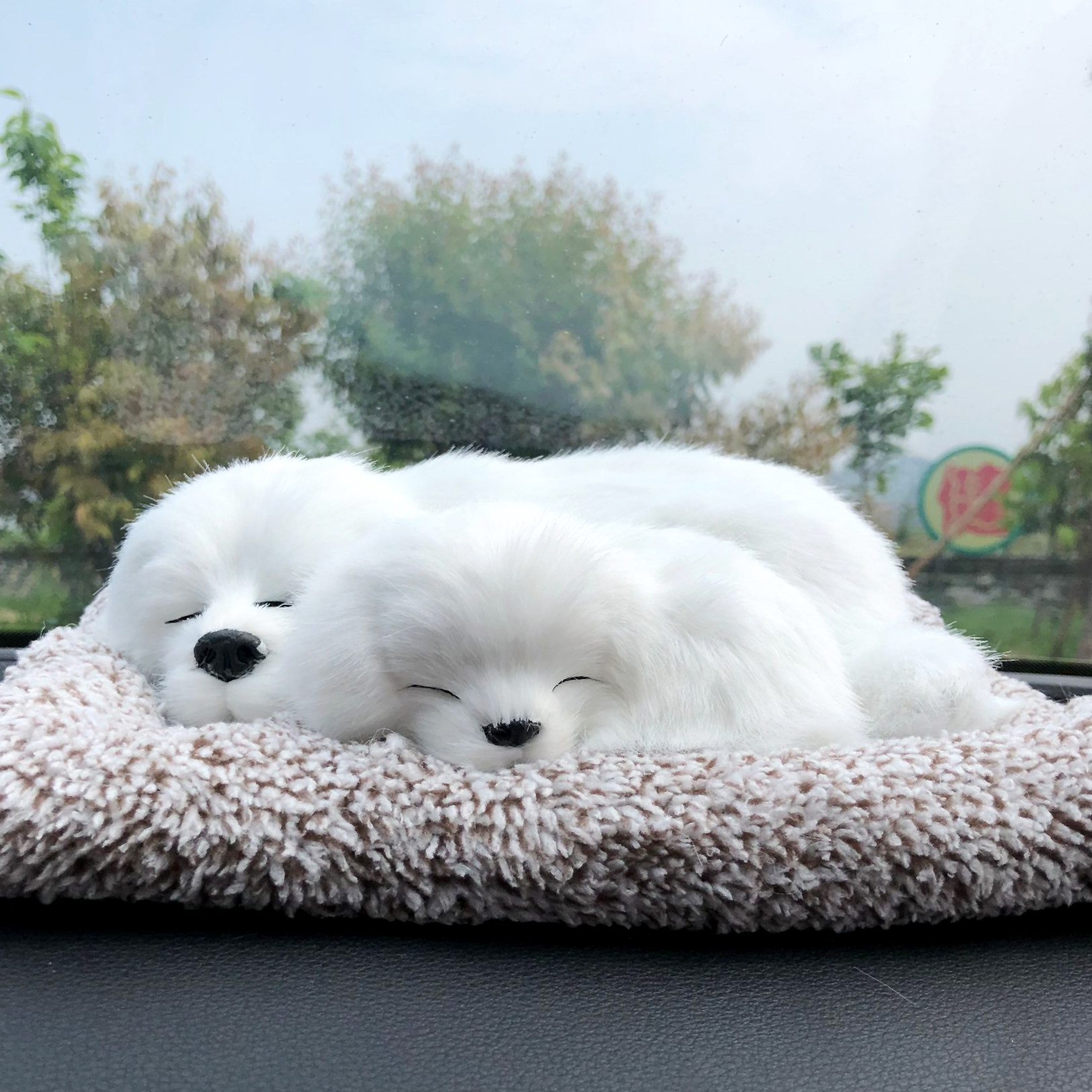 汽车摆件女神款台布娃娃小车内饰男生逼真车台柯基犬副驾驶新