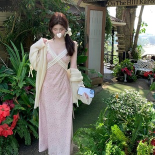 V领碎花吊带连衣裙女初春修身 浪漫女主 拼接蕾丝垂感裙子