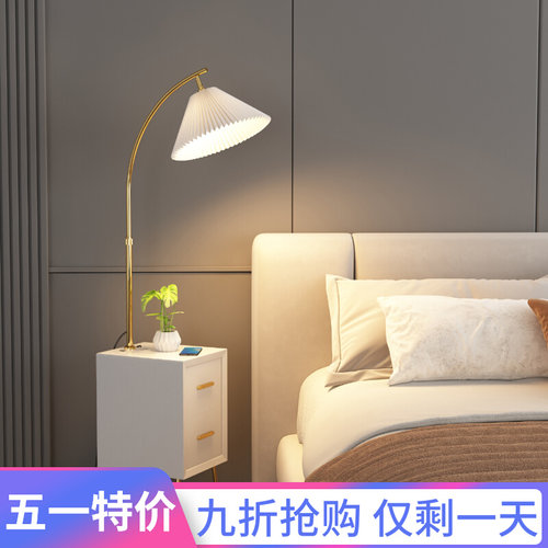 床头柜落地灯卧室客厅主卧高级感轻奢法式奶油侘寂风置物台灯一体