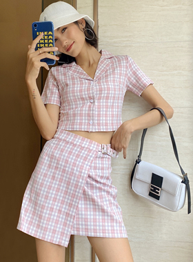 WS STUDIOS 粉色格纹西装领排扣短款衬衫女侧开叉高腰半身裙套装