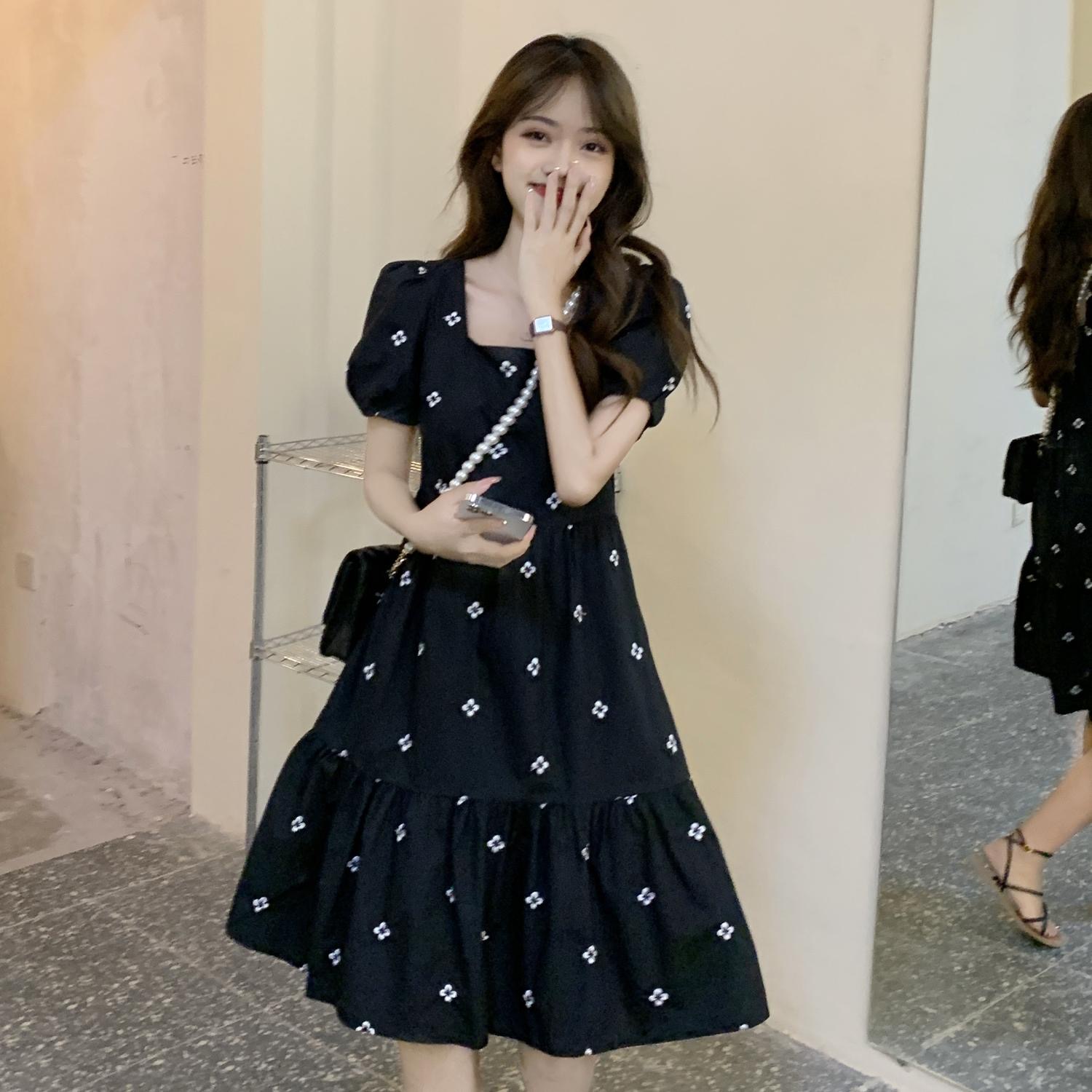 碎花连衣裙女夏季2023新款裙子法式小众气质收腰显瘦小黑裙中长款