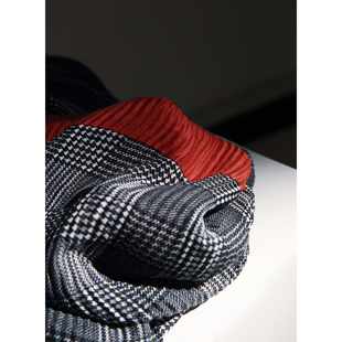 自带高阶感!显白名媛褶皱不垮塌经典千鸟格铁锈红拼接围巾秋冬女