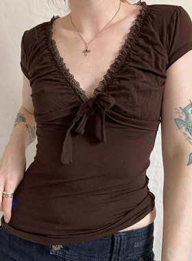SWEETOWN复古棕色蕾丝边v领褶皱短袖T恤古着感修身显瘦百搭上衣夏