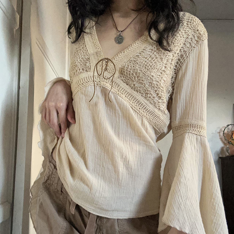 SWEETOWN游牧诗人#复古文艺网布镂空v领喇叭袖上衣显瘦小众衬衫女