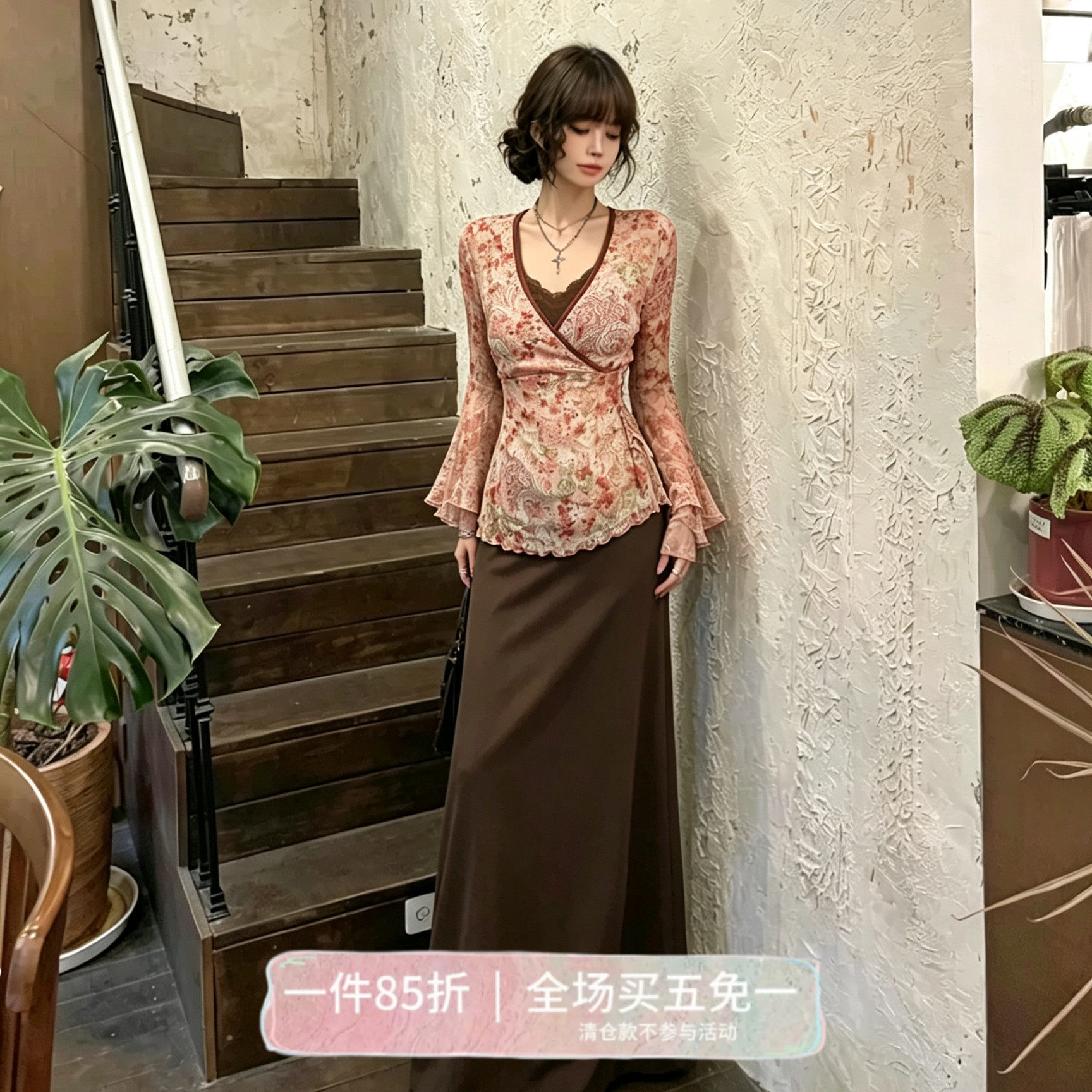 SWEETOWN古着感小众vintage碎花喇叭袖上衣收腰显瘦v领撞色T恤女