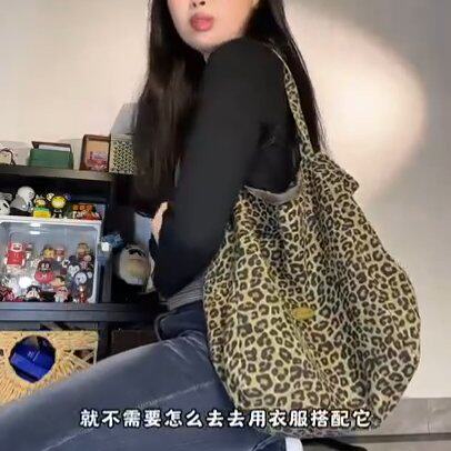 豹纹帆布包大容量单肩手提托特包学院风休闲学生书包双面2026新款