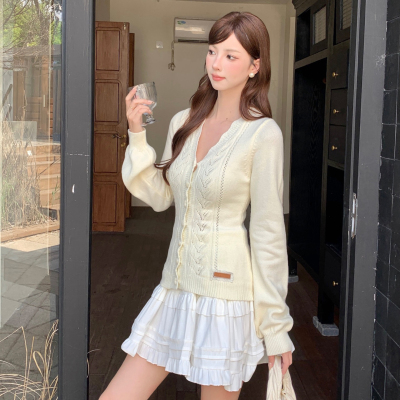 米杏色修身针织开衫女