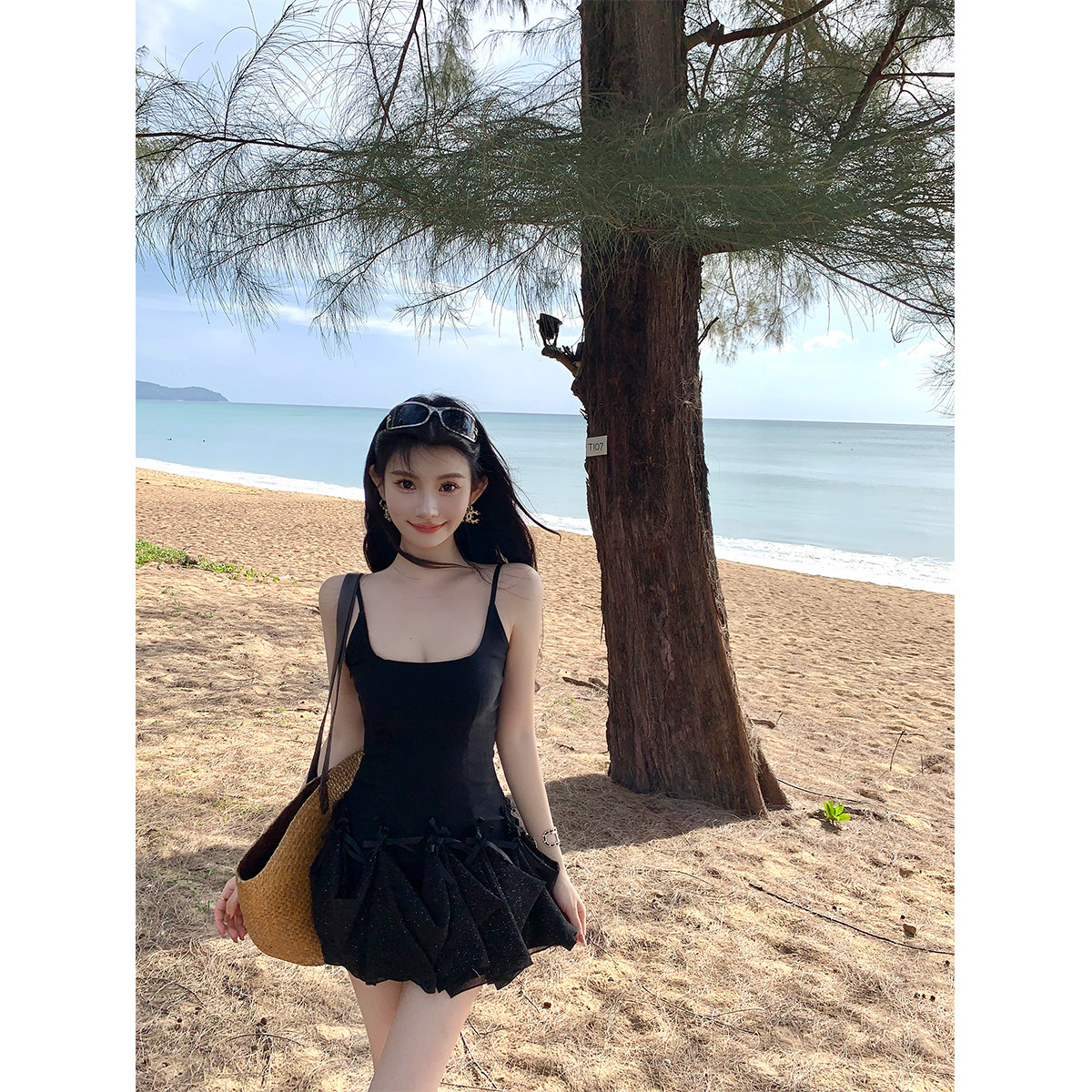 叶小婷蝴蝶露背两穿连衣裙