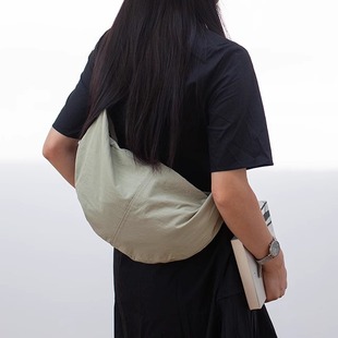 日系简约斜挎包女士饺子包宽肩带尼龙单肩包运动休闲防水月亮布包
