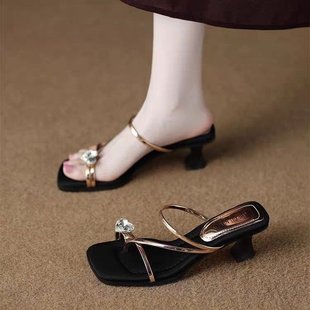 牧诗米巨好看半拖女士外穿2025款 不累脚细带绝美银色小高跟凉拖鞋