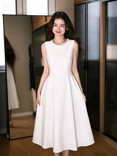 2026白月光钉珠赫本风白色连衣裙女气质订婚领证小礼服背心长裙